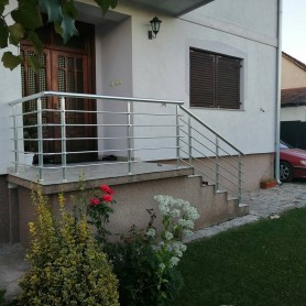 Поручні алюмінієві на ганок круглий профіль з леєрами та тримачами леєра колір срібло