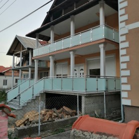 Поручні для балкона з алюмінію з круглим профілем колір срібло зі склом кольору сатин