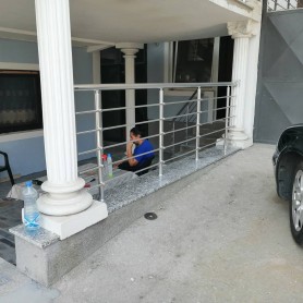 Алюминиевые перила на балкон с леерами и держателями лееров цвет серебро