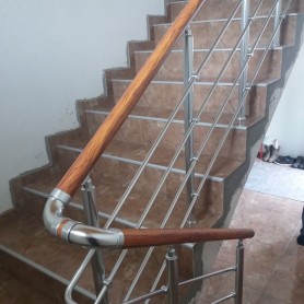 Поручні алюмінієві на сходах з круглим профілем колір срібло з прутиками поручень дерево.