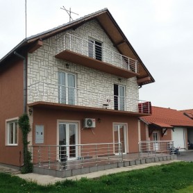 Поручні алюмінієві на балкон з леєрами та тримачами леєрів круглий профіль колір срібло