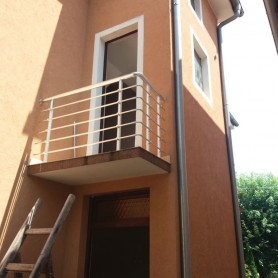 Поручні алюмінієві на балкон з леєрами та тримачами леєрів круглий профіль колір срібло