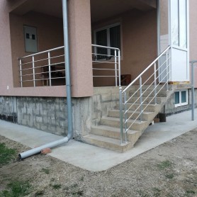 Поручні алюмінієві на ганок круглий профіль колір срібло з прутиками