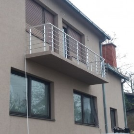 Алюмінієві поручні на балкон круглий профіль колір срібло з прутиками