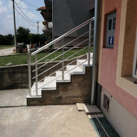 Поручні алюмінієві на ганок колір срібло круглий профіль з боковим кріпленням стійки