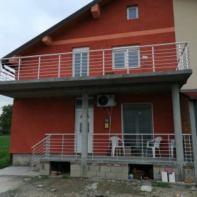 Алюмінієві поручні на балкон колір срібло круглий профіль з леєрами та тримачами леєрів