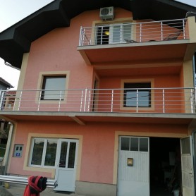 Алюмінієві поручні для балкона в кольорі срібло круглий профіль з леєрами та леєрами