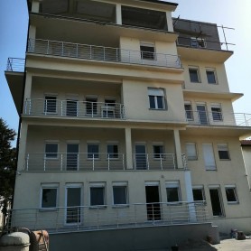 Поручні алюмінієві на балкон з леєрами та тримачами леєрів круглий профіль колір срібло