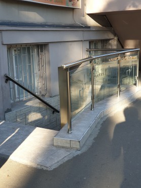 Поручні алюмінієві на ганок круглий профіль зі склом колір шампань