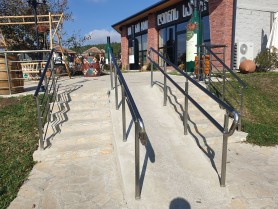 Поручні алюмінієві на ганок круглий профіль колір срібло з прутиками