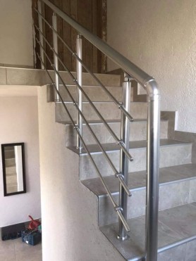 Поручні алюмінієві на сходи з круглим профілем колір срібло з прутиками.