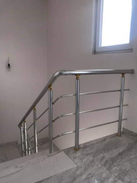 Поручні алюмінієві на сходи з круглим профілем колір срібло з прутиками