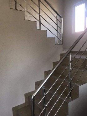 Перила алюминиевые на лестницу с круглым профилем  цвет серебро  с прутиками.