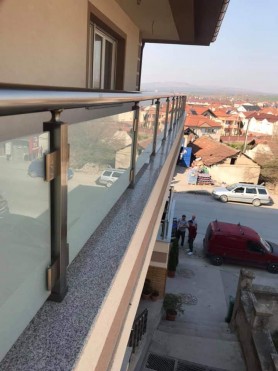 Алюминиевые перила для балкона в цвете бронза квадратный профиль со стеклом