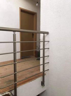 Поручні алюмінієві на балкон з леєрами та тримачами леєрів круглий профіль колір бронза