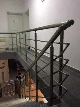 Поручні алюмінієві на сходи з круглим профілем колір шампань із прутиками