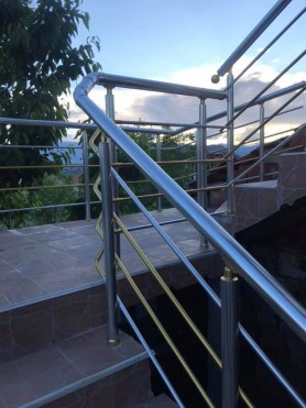 Перила алюминиевые на крыльцо круглый профиль цвет серебро с прутиками