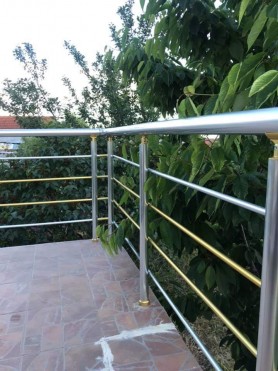 Перила алюминиевые на крыльцо круглый профиль цвет серебро с прутиками