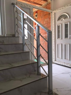 Перила алюминиевые на лестницу с квадратным профилем  цвет серебро  с прутиками