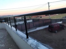 Алюминиевые перила для балкона в цвете бронза квадратный профиль со стеклом