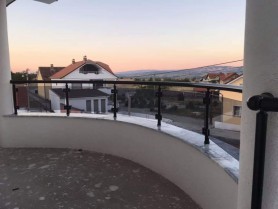 Алюминиевые перила для балкона в цвете бронза квадратный профиль со стеклом