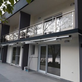 Поручні алюмінієві на балкон квадратний профіль колір шампань зі склом