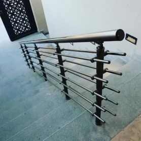 Поручні алюмінієві на сходи з круглим профілем колір бронза з леєрами та тримачами леєрів