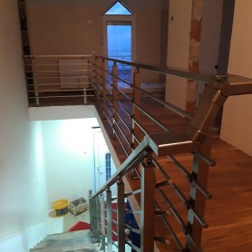 Поручні для сходів з алюмінію з квадратним профілем колір шампань з прутиками