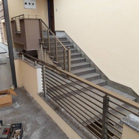 Алюмінієві поручні на ганок із квадратним профілем колір шампань із прутиками