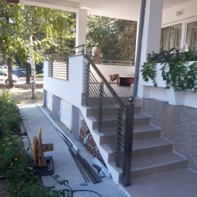 Алюминиевые перила на крыльцо  с квадратным  профилем цвет шампань с прутиками