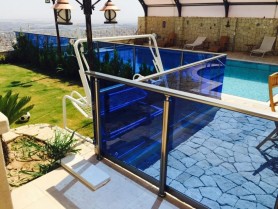 Алюмінієві поручні на балкон квадратний профіль зі склом колір шампань