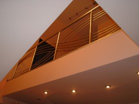 Перила алюминиевые на лестницу круглый профиль цвет золото с фигурными прутиками