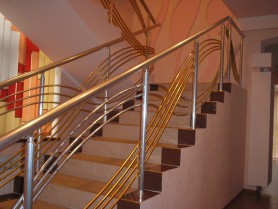 Перила алюминиевые на лестницу круглый профиль цвет золото с фигурными прутиками