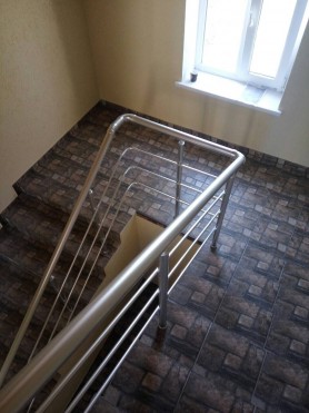 Поручні алюмінієві на сходи круглий профіль колір срібло з прутиками