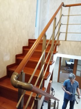 Поручні алюмінієві на сходи квадратний профіль колір шампань з прутиками