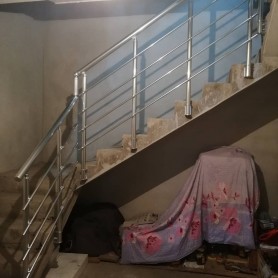 Поручні алюмінієві на сходи боковим кріпленням стійки круглий профіль колір срібло з прутиками