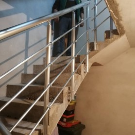 Перила алюминиевые на лестницус боковым креплением стойки  круглый профиль цвет серебро с прутиками 
