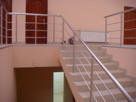 Поручні алюмінієві на сходи круглий профіль колір срібло з прутиками