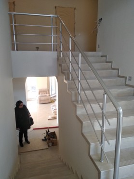 Поручні для сходів з алюмінію з круглим профілем колір срібло з прутиками