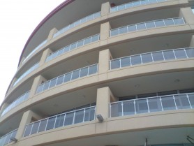 Поручні для балкона з алюмінію з круглим профілем колір срібло зі склом