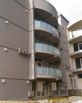 Алюмінієві поручні на балкон круглий профіль колір срібло зі склом