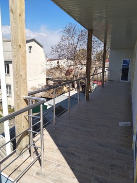 Поручні алюмінієві на балкнон круглий профіль колір срібло з прутиками