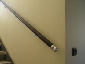 Поручень на дерев'яну стіну на алюмінієвих кронштейнах.