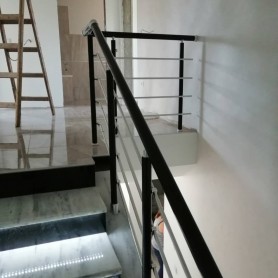 Алюмінієві поручні на сходах профіль коло колір чорний
