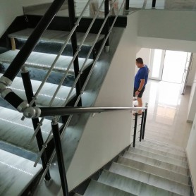 Алюмінієві поручні на сходах профіль коло колір чорний