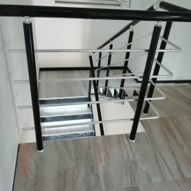 Алюмінієві поручні на сходах профіль коло колір чорний