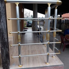 Алюмінієві поручні на балкон профіль коло в срібло кольору з золотими елементами