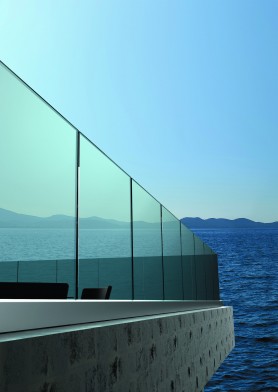 Цілісноскляна огорожа