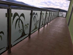 Поручні ДЛЯ БАЛКОНУ З АЛЮМІНІЮ З КРУГЛИМ ПРОФІЛЕМ КОЛІР ШАМПАНЬ ІЗ СКЛОМ