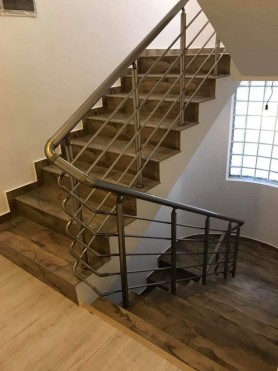 Поручні АЛЮМІНІЄВІ НА СХОДІ КРУГЛИЙ ПРОФІЛЬ КОЛІР ШАМПАНЬ З ПРУТИКАМИ